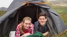 很多情侣旅游喜欢搭帐篷