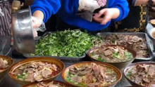 网红牛肉面牛肉堆成山