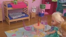 芭比娃娃玩具：塞瑞娜和安娜维拉带妈妈们参观自己打扫后的房间