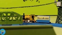 蓝色托马斯火车轨道绿色隧道大桥，托马火车搬运火车儿童玩具