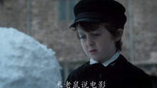 小男孩一个人在堆雪人，可不久后，他发现面前的雪人说出了话