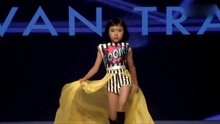 她在越南亚洲儿童时装周上的表现令人闭嘴惊艳