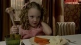 奇怪的孩子们一起吃饭这么好玩吗？女孩吃饭的嘴居然在后脑勺？