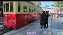 韩国人蔡妍裴涩琪游玩北京，吃糖葫芦一口一个，网友：看馋了！