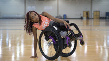 美国女子腰部以下瘫痪，还坚持健身、打篮球，成为了残疾人模特！