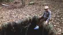 男孩发现了一个大坑，往里扔了根绳子，结果放出了群可怕的怪物