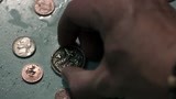 美剧《邪恶力量》第四季08：小伙获得神秘硬币，从此走上人生巅峰