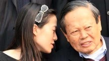 97岁杨振宁带43岁妻子翁帆逛街，妻子的神情透露出两人的感情