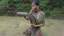 农村女子费力抓了一条15斤重的胡子鱼，炭火烤熟后丈夫跑来趁吃