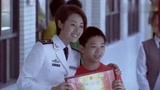 舰在亚丁湾乐乐运动会拿奖状，叫曹阿姨一同合影留念，强颜欢笑