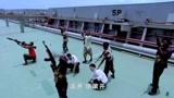 舰在亚丁湾：海盗情绪异常激动，拿枪威逼人质！惊心动魄！