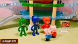 小猪佩奇玩具系列佩奇带着朋友们参观睡衣小英雄总部