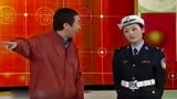 冯巩相声《马路情歌》，为了不被交警罚款，冯巩把周涛一顿猛夸