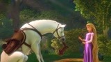 魔发奇缘：白马忽然发狂，长发公主竟能驯服它，真是太厉害了！