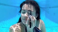 现实版的美人鱼？俄罗斯人在水下挑战吃饭化妆，还能待24小时