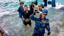 越南人工造岛失败抱怨中方，大批设备被台风吹跑：被迫人力扛石头