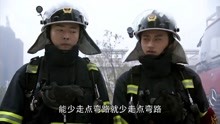 火线英雄：学校发生火灾，消防队长带队出警，新兵吓得哆嗦！