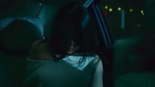 致青春：女孩和男友在车里忘情拥吻，却看到别的女人来电！