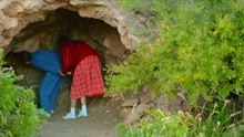 包贝尔和孙怡进山洞，结果看到这样一幕，俩人尴尬了！