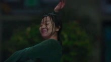 美容针：闫妮在雨中跳舞，杜天皓被40岁的阿姨迷倒了！