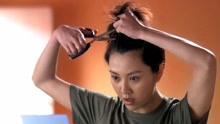 火蓝刀锋：女兵乌云为参加兽营，狠心剪掉头发，痛！