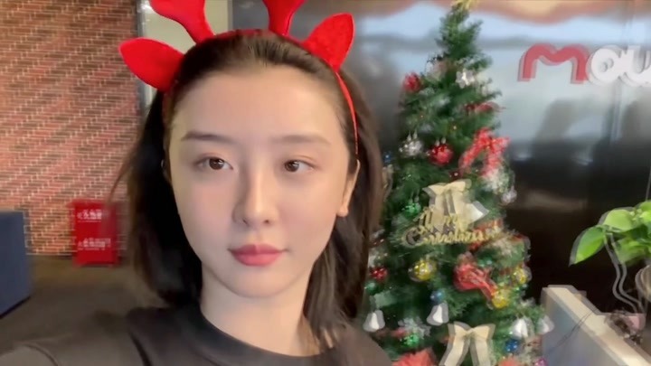 少女初印象vlog：赵小棠圣诞公司一日游 团宠出现被疯狂投喂