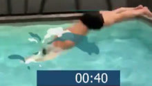 “成功打破世界纪录”，塞德里克假装在参加奥运游泳比赛