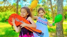 儿童益智动画：安吉丽娜和诺拉玩户外游戏！打羽毛球、跳绳！