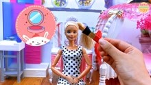 帮芭比娃娃搭建卧室玩具