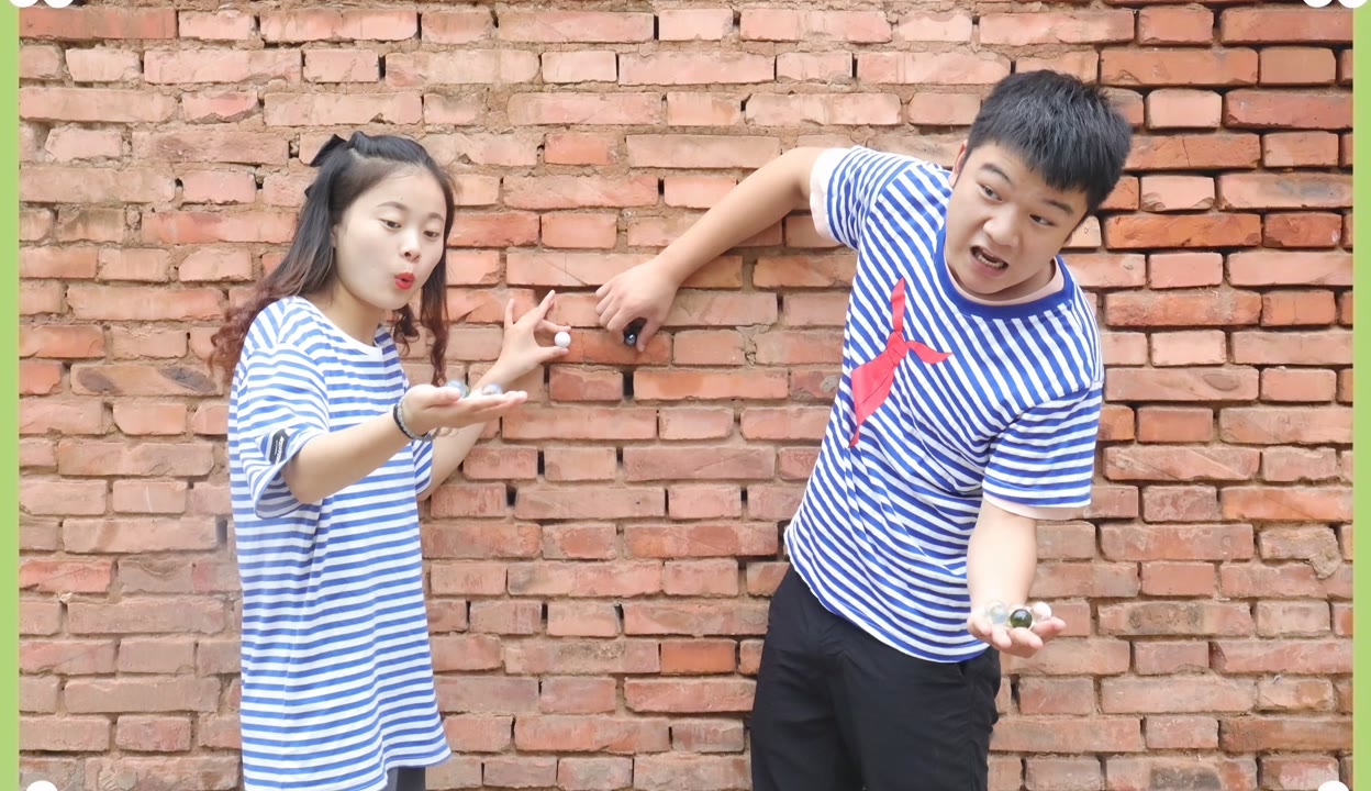 小孩吃玻璃球视频(小孩吃玻璃球的危害)