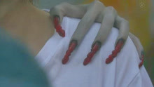 小伙和女友约会，突然女友肩膀上，出现有一只满是红指甲的手