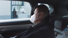 《最美逆行者》医生太累在车上睡着了 司机不忍心叫醒他