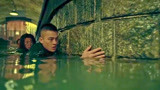 八佰：欧豪跟张译从水里逃走，却遇上了日本人，只在水里憋气！