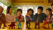 小猪佩奇过大年：弟弟十分喜欢恐龙，家里人为他买了很多恐龙！