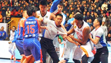 球员追着裁判打！中国篮球再出丑闻，篮协正式回应