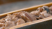  竹筒鸡肉混合翠竹的清香扑面而来 竹筒饭热乎软糯