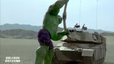 绿巨人浩克：绿巨人被坦克炮轰，生气了钢管都给掰弯，太横了