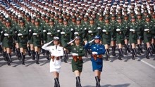 2009年国庆阅兵式上，三军女兵方队惊艳亮相，吸引全场目光！