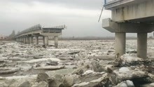 震撼！黑龙江一大桥被冰排撞塌 官方通报来了
