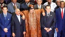 卡扎菲参加阿拉伯联盟峰会，举止嚣张怪诞，各国领导人都想揍他