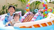 [图]儿童趣味玩具：孩子们用消防车、挖掘机、警车和玩具车玩耍和学习