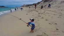 3岁小孩就去海钓，本以为只是玩玩，看到结局后才知道错了！