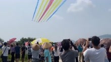 国庆长假逢珠海航展公众日，千百名市民烈日下看战机表演