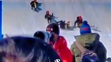 谷爱凌夺冠现场，工作人员集体疯狂滑雪庆祝！