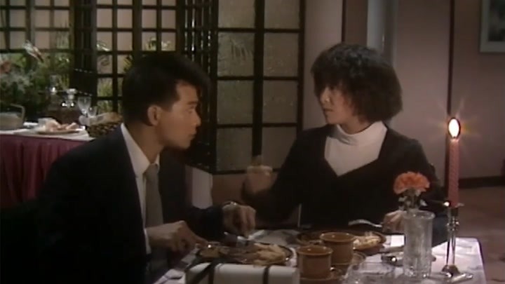 看黄日华和刘嘉玲吃牛排真香，大口大口往肚子里咽，太美味了