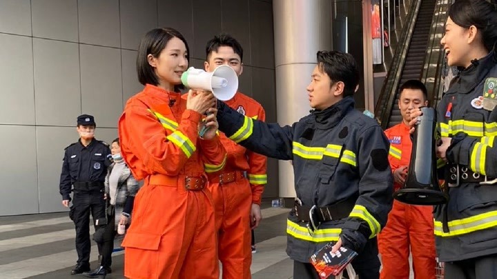 王祖蓝李亚男宣传消防知识！夫妇身穿消防员服装，街头传递正能量