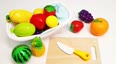 浴缸里装满五颜六色的水果蔬菜玩具 一起来玩水果切切乐吧