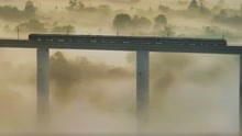 太仙了！重庆列车平流雾中穿过云雾驶向大桥