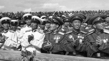 1958年阅兵，天安门观礼台人山人海，多么令人怀念的场景！