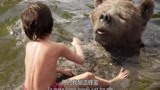 《奇幻森林》谁家的熊孩子，竟敢坐在狗熊肚子上游泳，真的不怕死